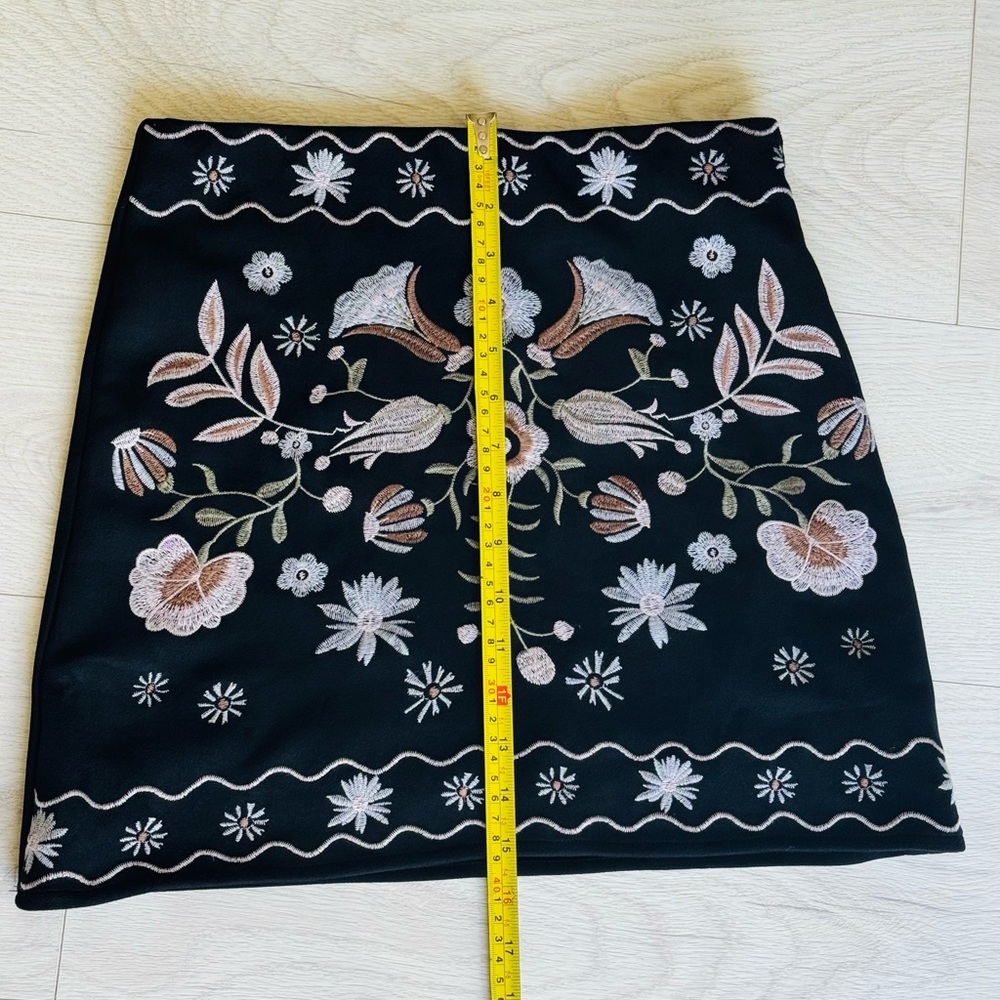 Francesca’s, miami Floral Embroidered Black Suede Skirt Size S - Picture 11 of 14